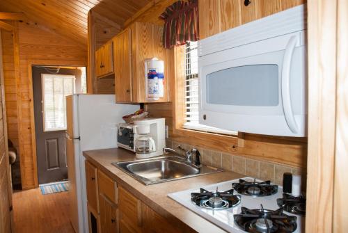 Medina Lake Camping Resort Cabin 7 - photo 6