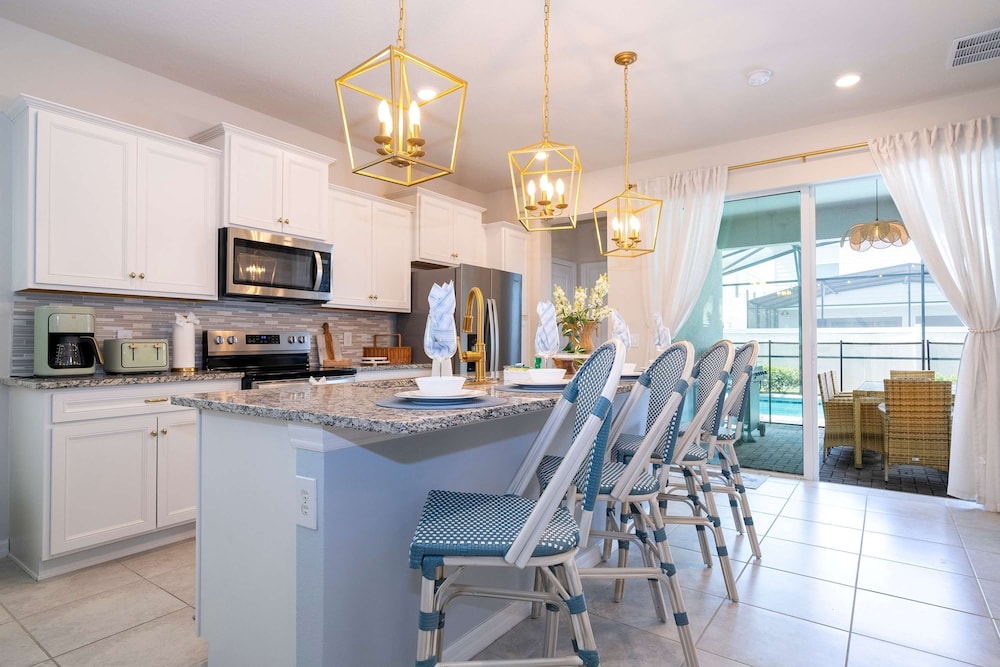 Amazing 5 Suite Home With Resort style Amenities - photo 14