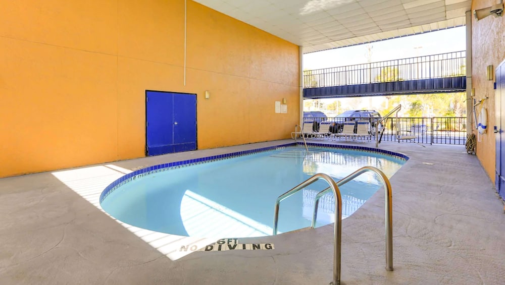 Magnuson Hotel Bradenton - photo 26