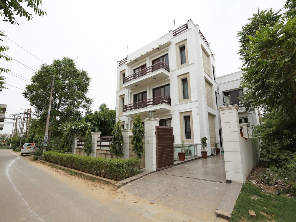 OYO 16449 Signature Stays