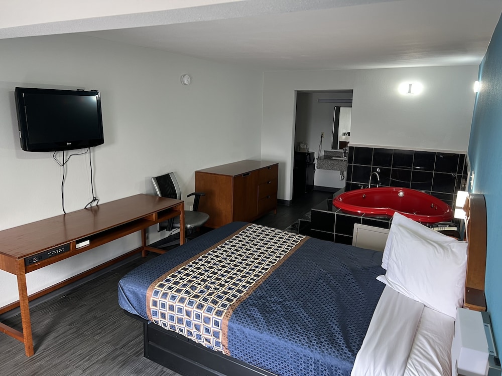Econo Lodge Commerce - photo 13