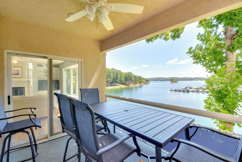 Clemson Game Retreat: Lakefront Keowee Key Condo — 4-Star Luxury Hotel in Salem, United States