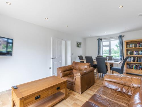 Avon Lock Cottage Uk34125 — 4-Star Luxury Hotel in Tewkesbury, United Kingdom