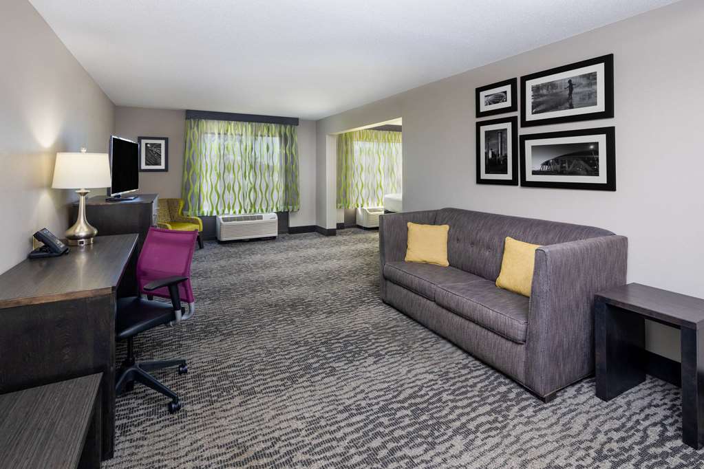 La Quinta Inn & Suites by Wyndham Kennesaw - photo 22