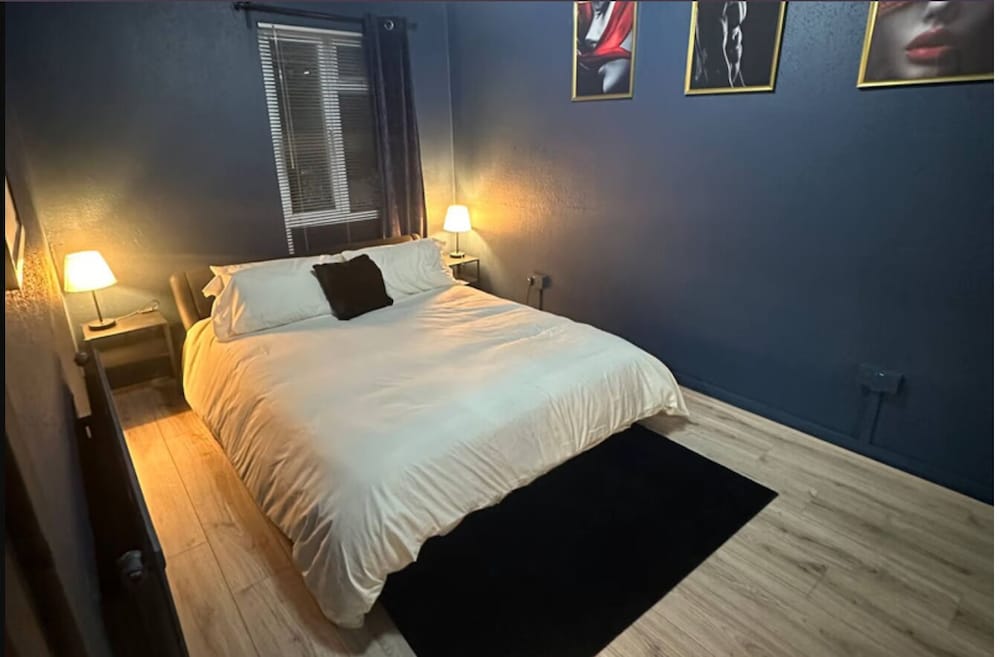 A Discreet & Elegant Play Space for Couples - carbon neutral hotel in Crawley