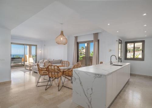 Superbe appartement avec vue mer — 4-Star Luxury Hotel in Estepona, Spain