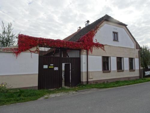 chalupa U Hovorků s bazénem u pískoven Vlkov — hotel in Veseli Nad Luznici