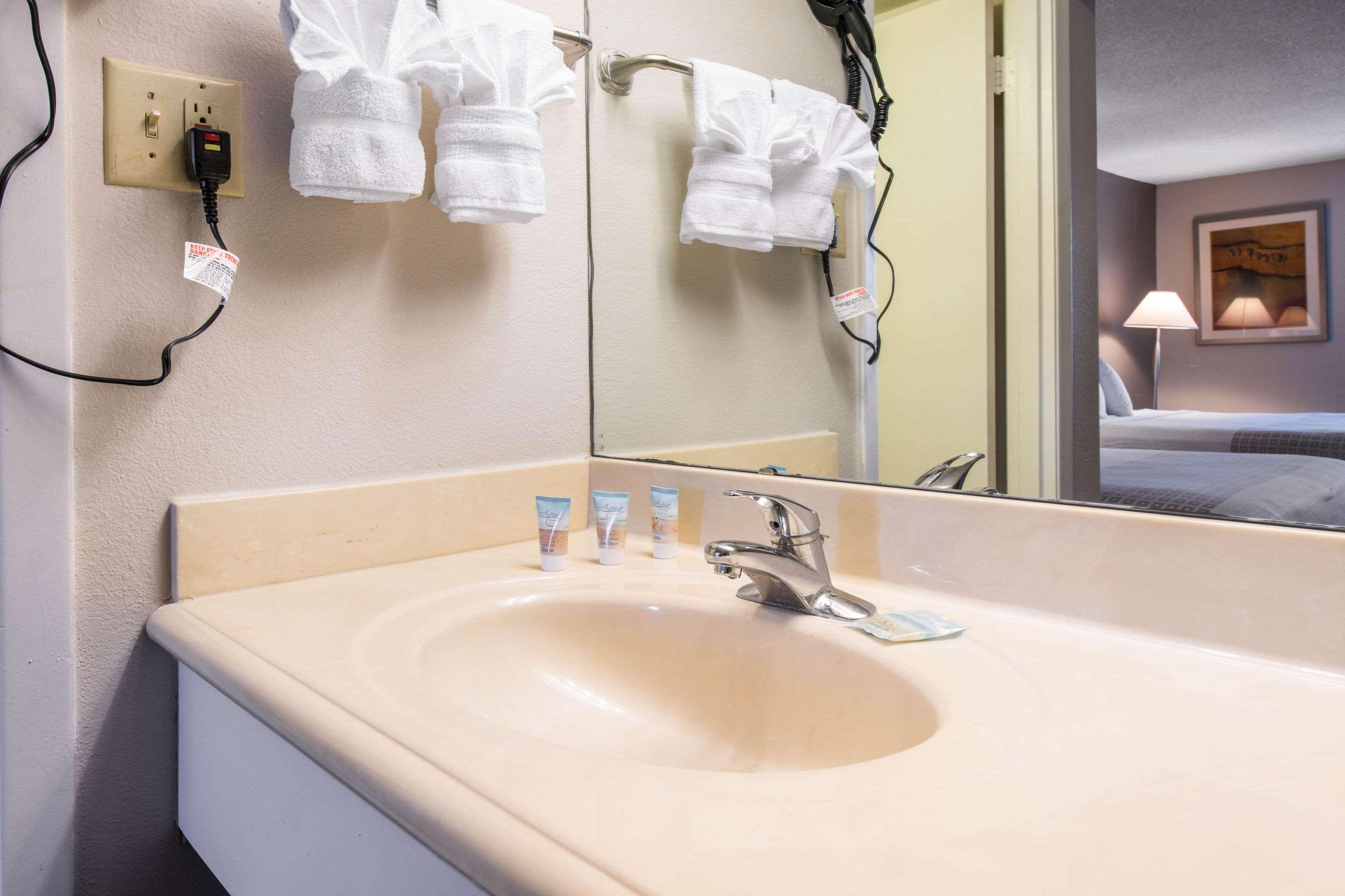 Econo Lodge Orlando Airport - photo 26