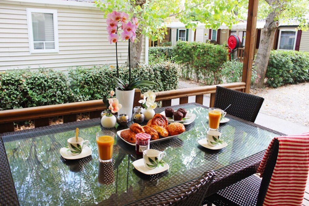 Mobil Homes Vacances — 5-Star Luxury Hotel in Grimaud, France