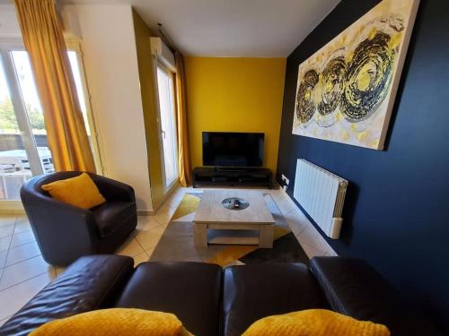 Duplex Blue And Yellow Groupama Stadium Eurexpo Lyon — hotel in Meyzieu