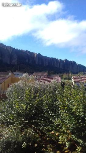Meuble 40m2 Classe 2 Etoiles. Lumineux Les Mees 04190 — hotel in Les Mees
