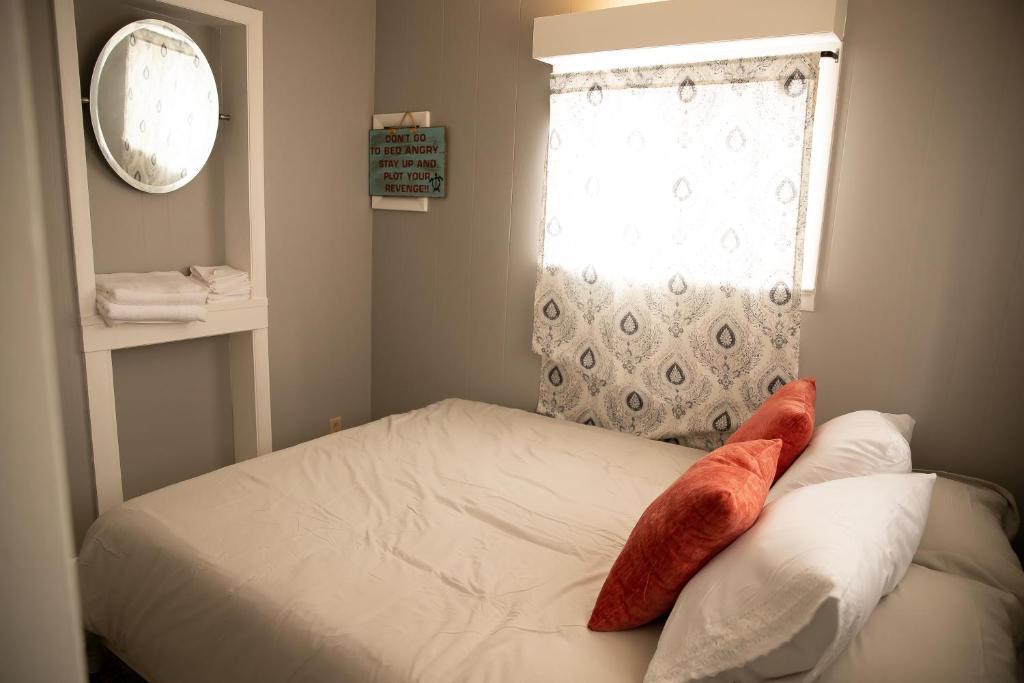New Listing Bright Bohemian Stay - featured photo