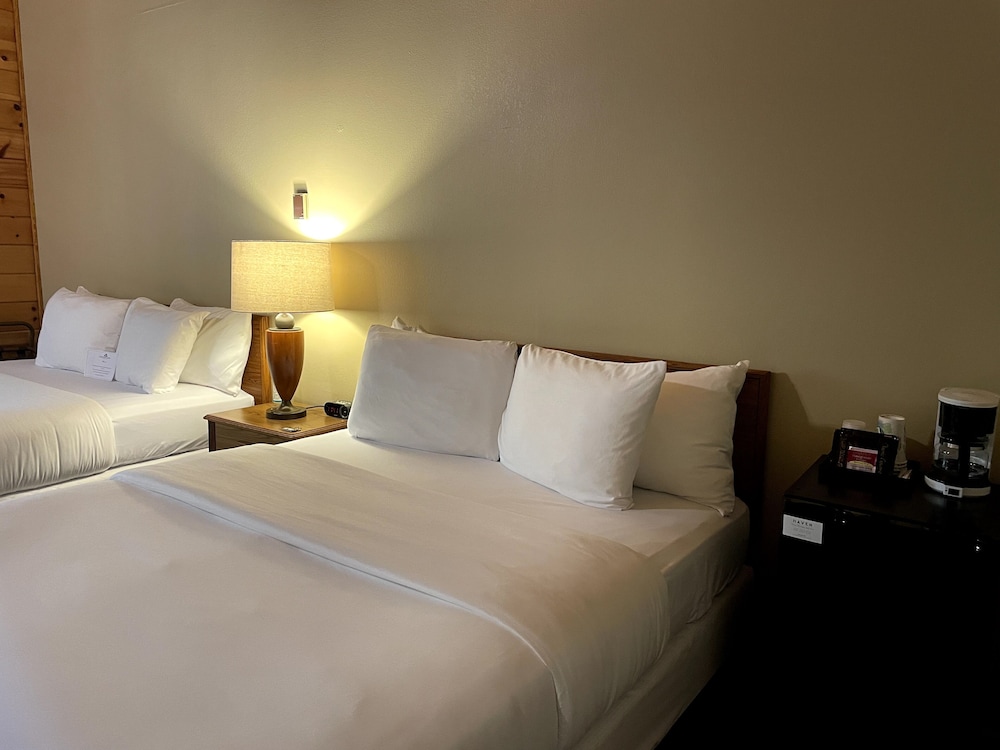 Hanging Horn Lakeside Resort - photo 8