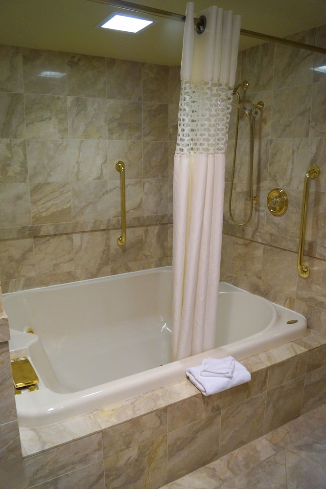Hampton Inn Altoona - photo 22