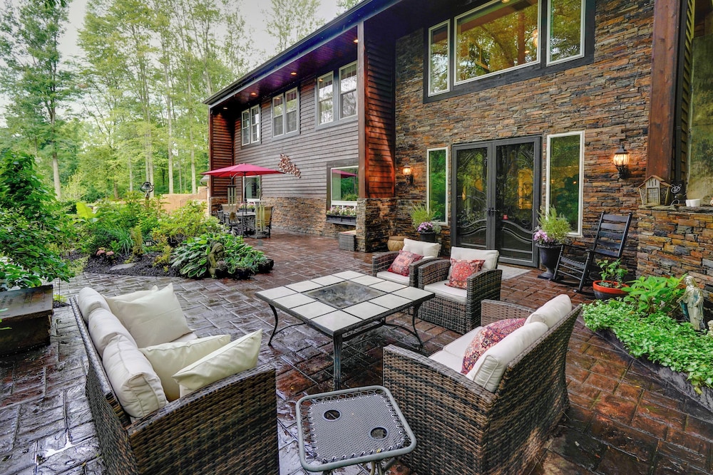 Family Home Swim Spa Patios Grill and Fire Pit — 4-Star Luxury Hotel in Delaware, United States