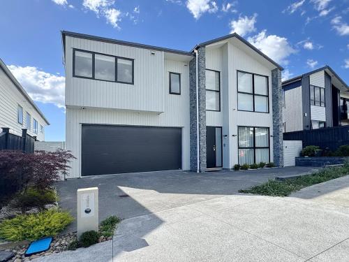 Spacious 370sqm New Home Longhorn Dr Retreat — 4-Star Luxury Hotel in Auckland, New Zealand