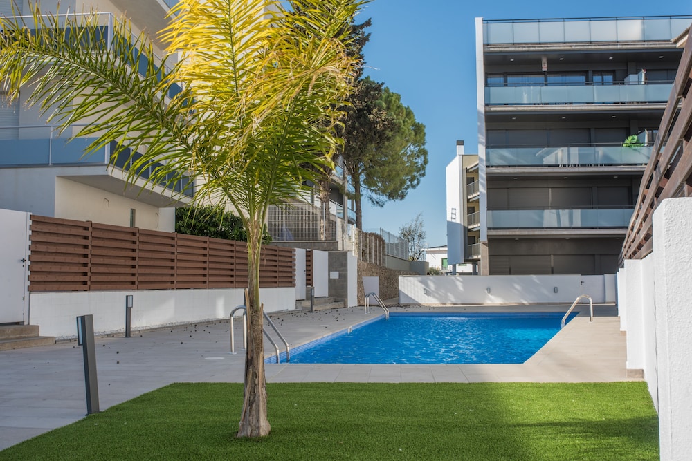 Hauzify I Apartaments Coral — 4-Star Luxury Hotel in Torredembarra, Spain