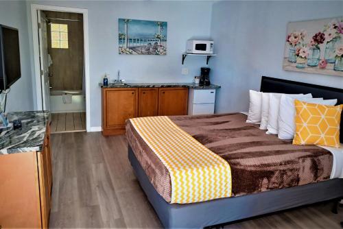 Johns Pass Beach Motel - photo 25
