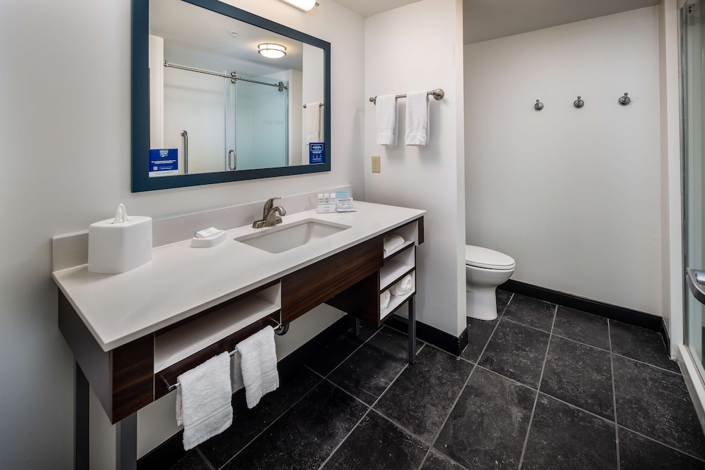 Hampton Inn & Suites Navarre - photo 16