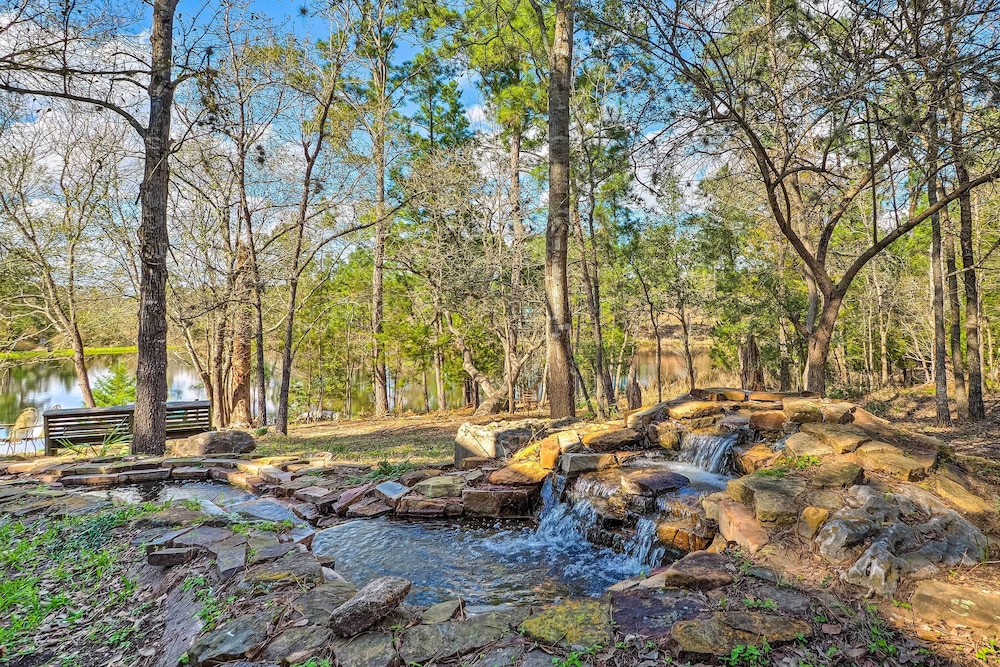 Lodge on Lake Siesta Spacious La Grange Retreat — 4-Star Luxury Hotel in Winchester, United States
