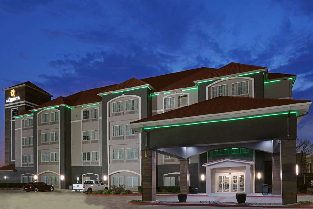 La Quinta Inn & Suites by Wyndham Fort Worth Eastchase - photo 2