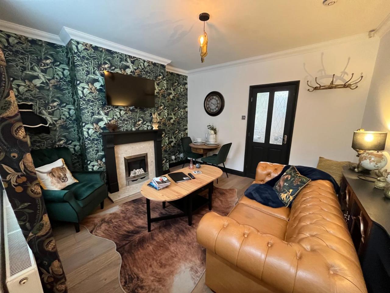 Contemporary & Chic Inner Terrace 5 Mins From Barnsley Town Centre — hotel in Barnsley