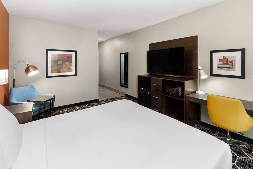 La Quinta Inn & Suites by Wyndham Olathe - photo 8