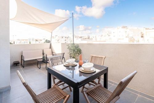 Charming 3 Story Maltese House with Terrace & BBQ — 4-Star Luxury Hotel in San Giljan, Malta