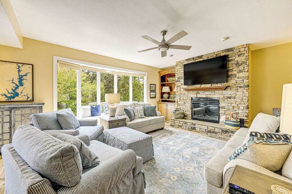 Keowee Key Condo w Lake Access — 4-Star Luxury Hotel in Salem, United States