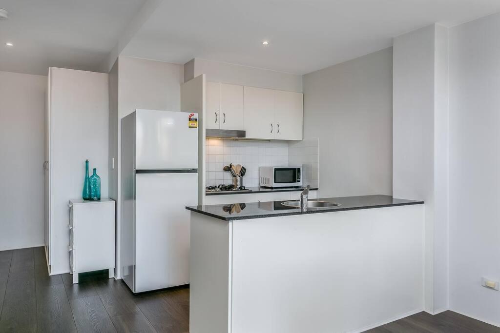 WILL1 Stylish 2 Bed 2 Bath Oasis in Crows Nest Village — 4-Star Luxury Hotel in Sydney, Australia