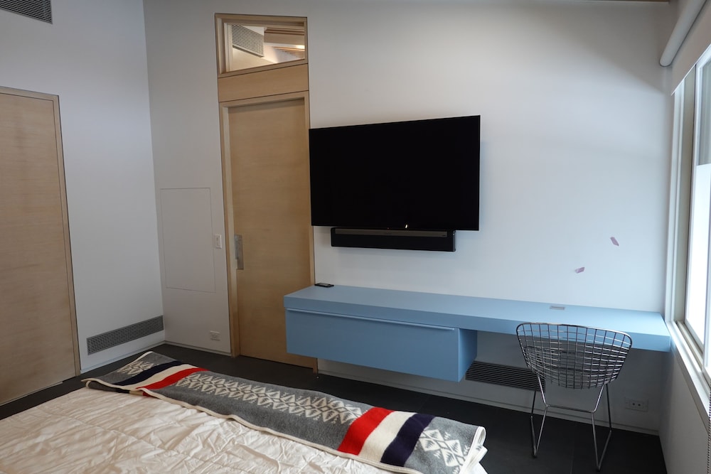 Deluxe 2 Bedroom Apartments at Resort with Outdoor Pool & Hot Tub - photo 3