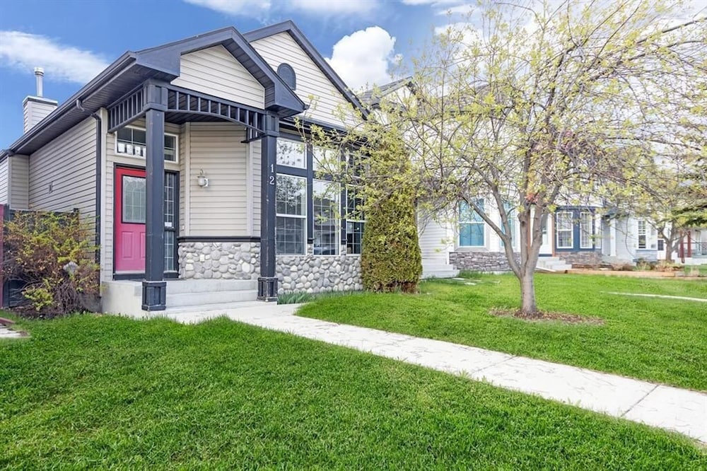 12 Spacious Home W Ac Crib Garage By Airport — 4-Star Luxury Hotel in Calgary, Canada