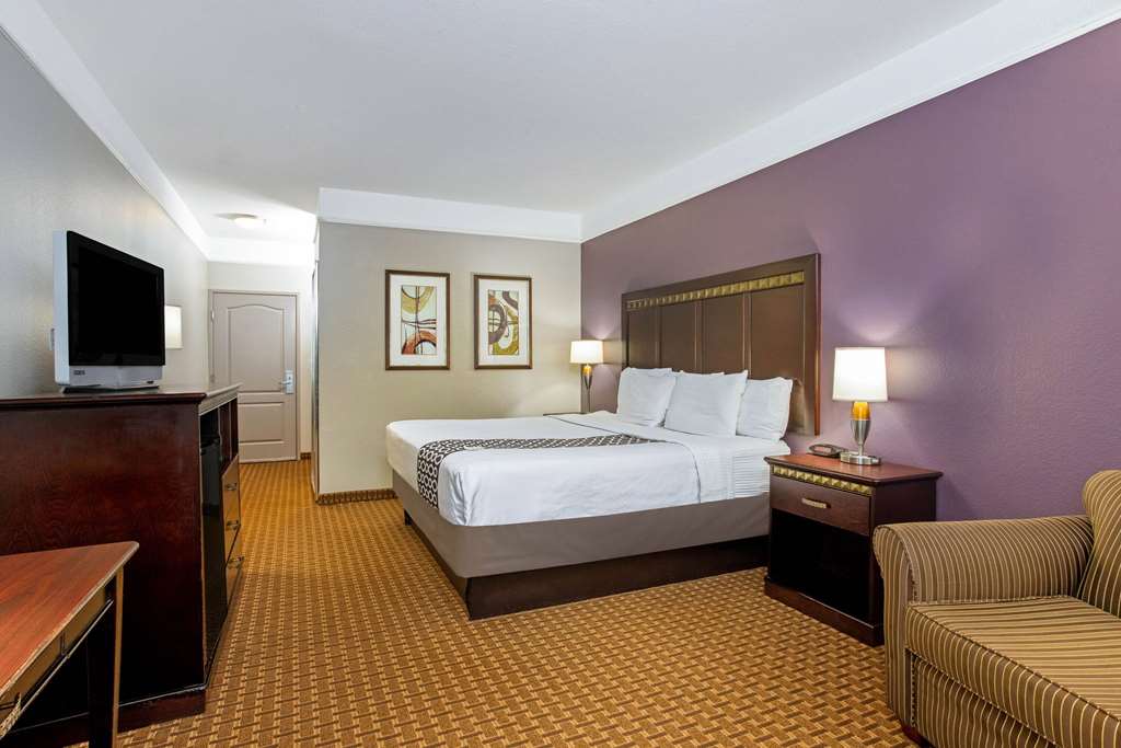 La Quinta Inn & Suites by Wyndham Cleburne - photo 10