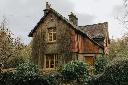 STATION COTTAGE Unique Accommodation with River Flowing through Garden