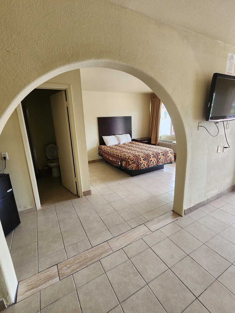 HomeTown Inn and Suites - photo 4