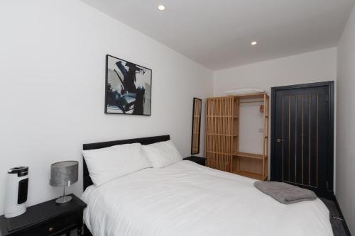 Three Bedroom Apartment with Garden and Parking close to Mainline Station — 4-Star Luxury Hotel in Bramley, United Kingdom