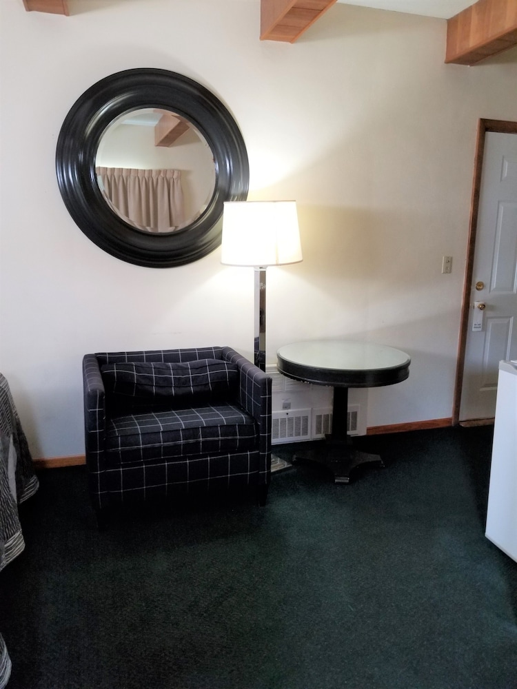 Hillcrest Motel - photo 10
