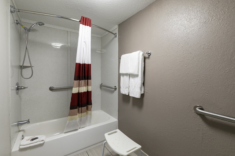 Red Roof Inn PLUS & Suites Knoxville West Cedar Bluff - photo 37