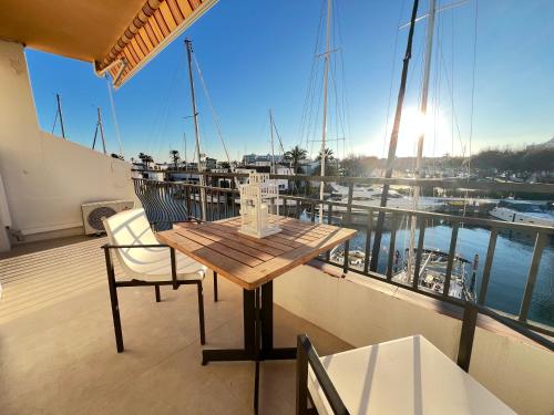 Estudio Frente Al Canal Con Terraza in Empuriabrava, Spain
