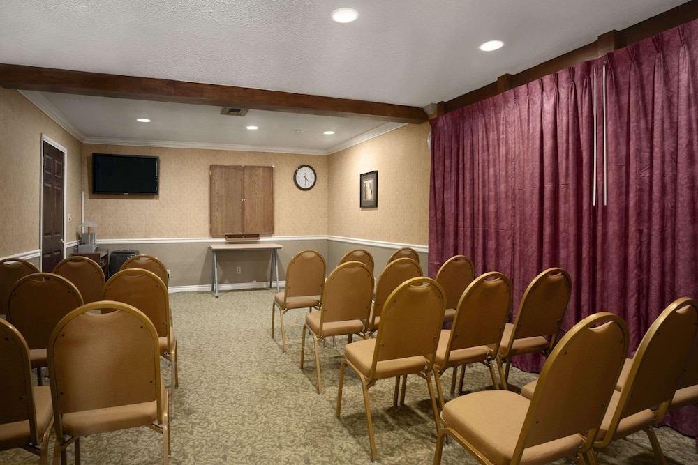 Howard Johnson by Wyndham Buena Park - photo 30