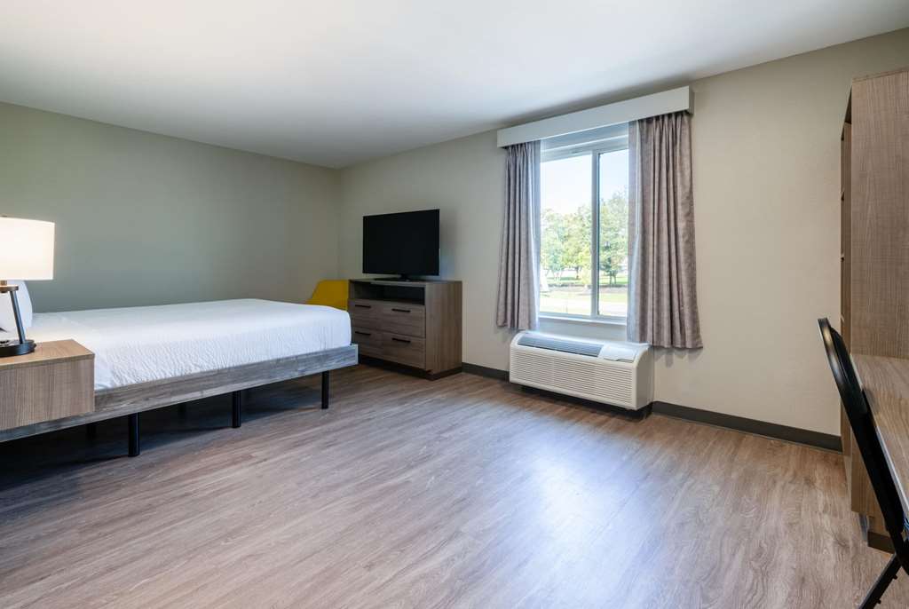 ECHO Suites Richmond West Extended Stay by Wyndham - photo 13