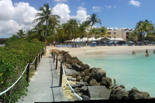 F1 vue mer accès plage en centre ville — 4-Star Luxury Hotel in Le Gosier, Guadeloupe