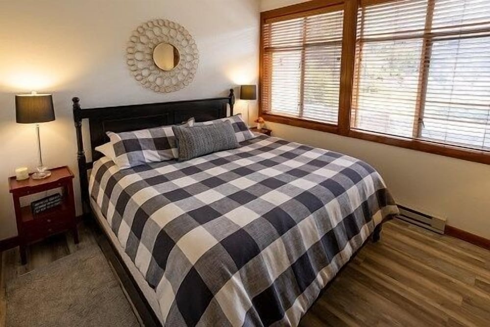 3106 One Bedroom Den Deluxe Powderhorn Lodge 1 Hotel Room by RedAwning - photo 2