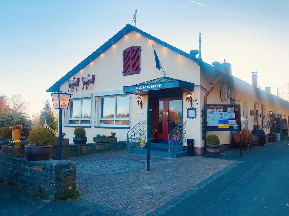 Hotel Restaurant Berghof — hotel in Johannesberg
