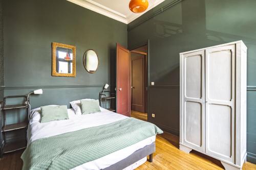 Au Pied de la Cathedrale #Vuemagique in Reims, France