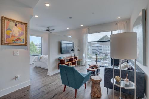 The Hive Adjacent 3rd Floor 301 King & 302 Balcony — 4-Star Luxury Hotel in Wilmington, United States