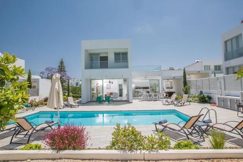 Villa Ochosto Helios Beautiful 5 Bedroom Protaras Villa Walking Distance — 4-Star Luxury Hotel in Protaras, Cyprus