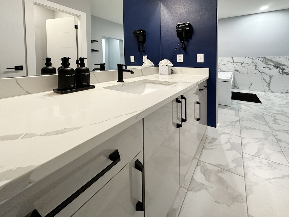 BayVue Hotel Resort and Suites - photo 58