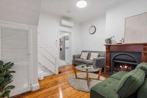 72P Abnb Style 4BR with Parking 8 MIN WALK to DarlingHarbour & FishMarket in Sydney, Australia