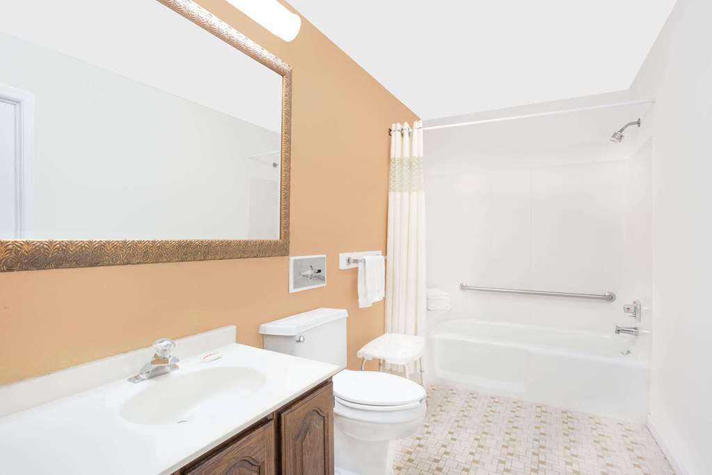 Knights Inn Emporia - photo 6